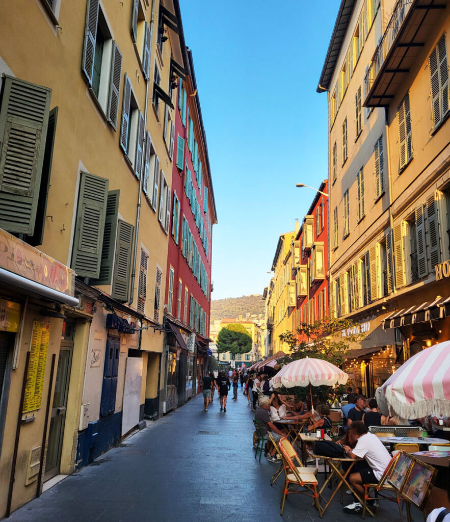 La rue Bonaparte, qui débouche sur la place du Pin