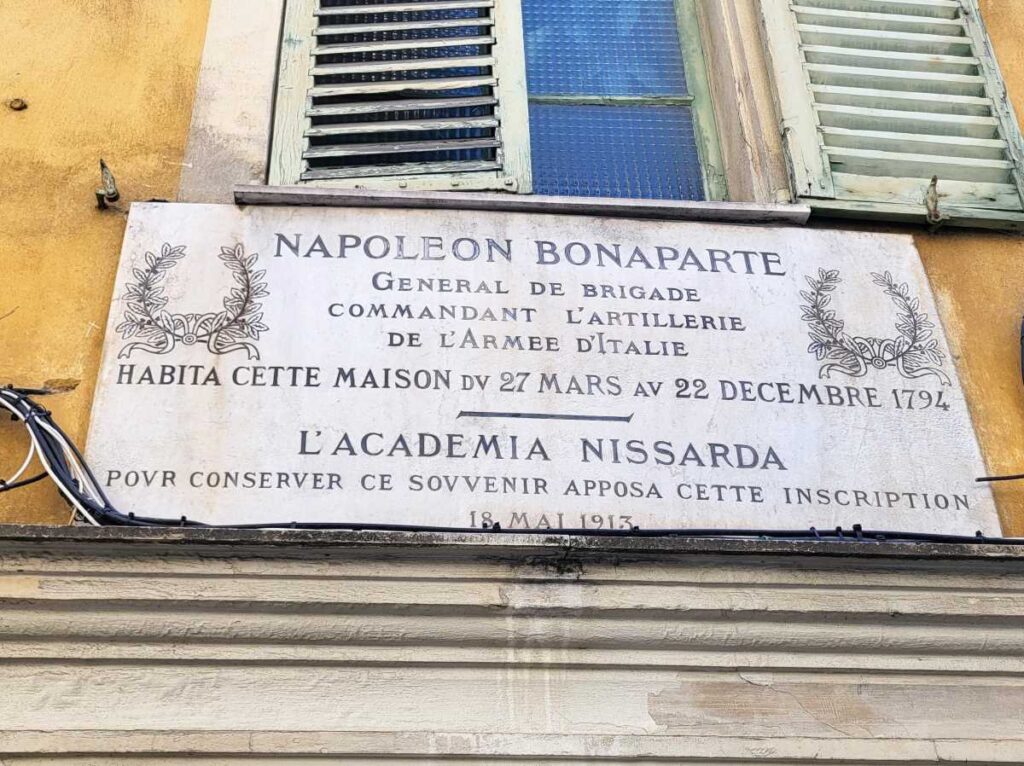 Plaque commémorative apposée sur un immeuble de la place du Pin dans lequel vécu Napoléon Bonaparte