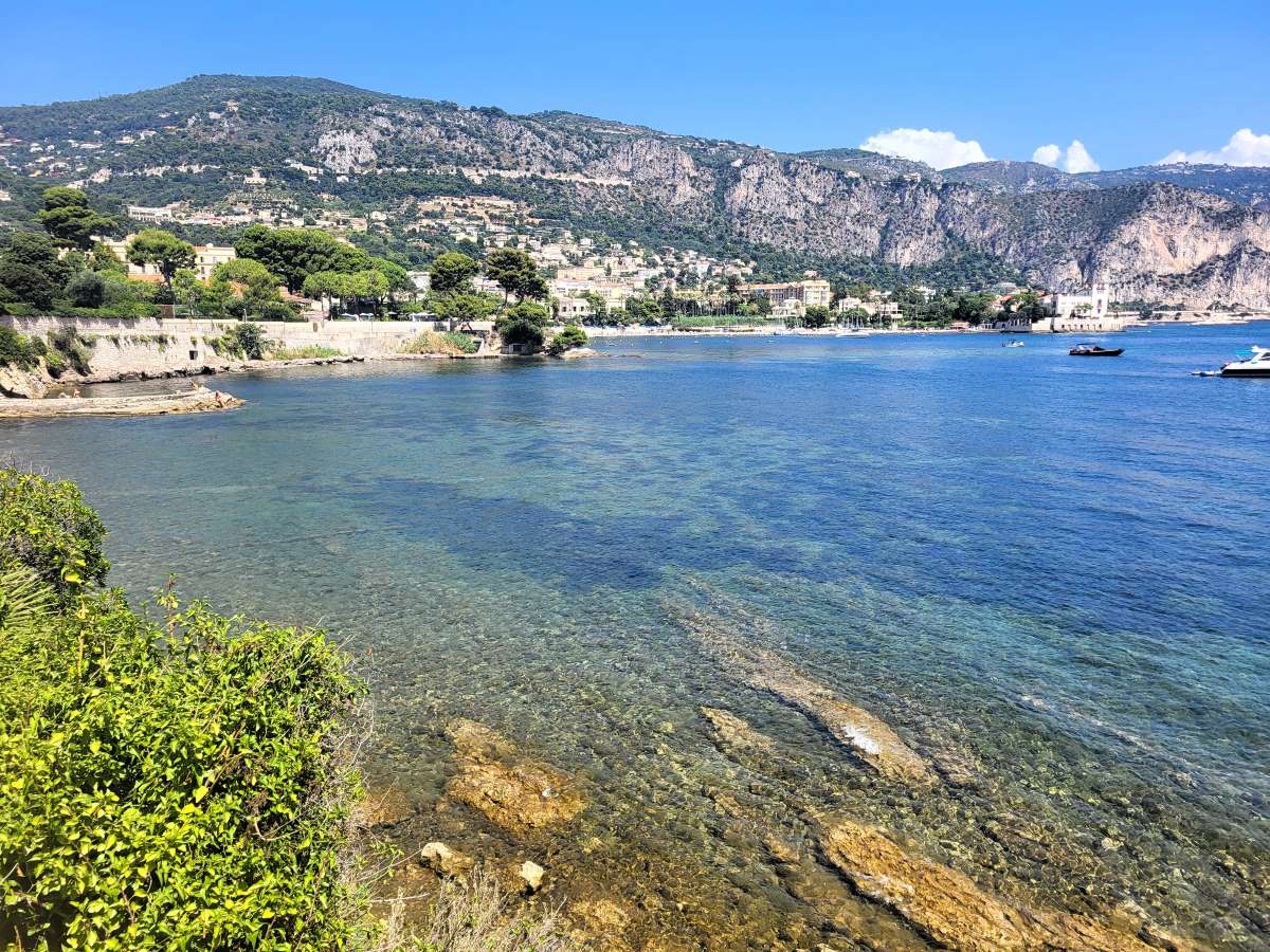 L'eau cristalline en contrebas de la promenade Maurice Rouvier, avec, en fond, la commune de Beaulieu-sur-Mer