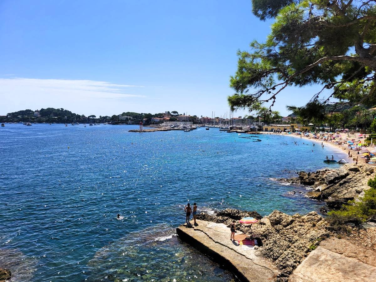 Vue de la plage Cros Dei Pin depuis la promenade Maurice Rouvier