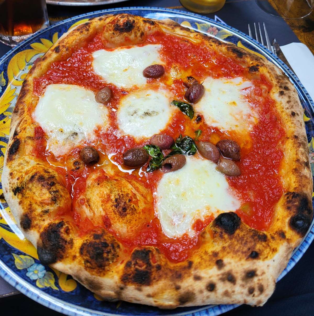 La pizza Buffalina chez Acqua & Farina avec des olives en supplément