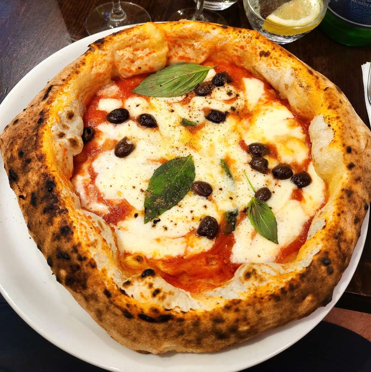 La pizza Margherita chez Prima Volta avec des olives en supplément