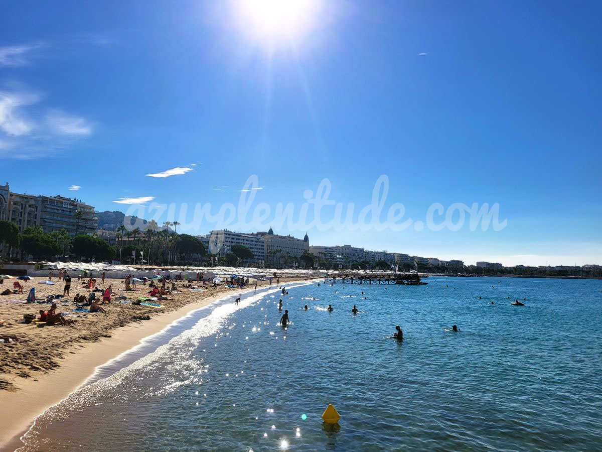 La plage Macé avec en arrière plan les palaces de la Croisette