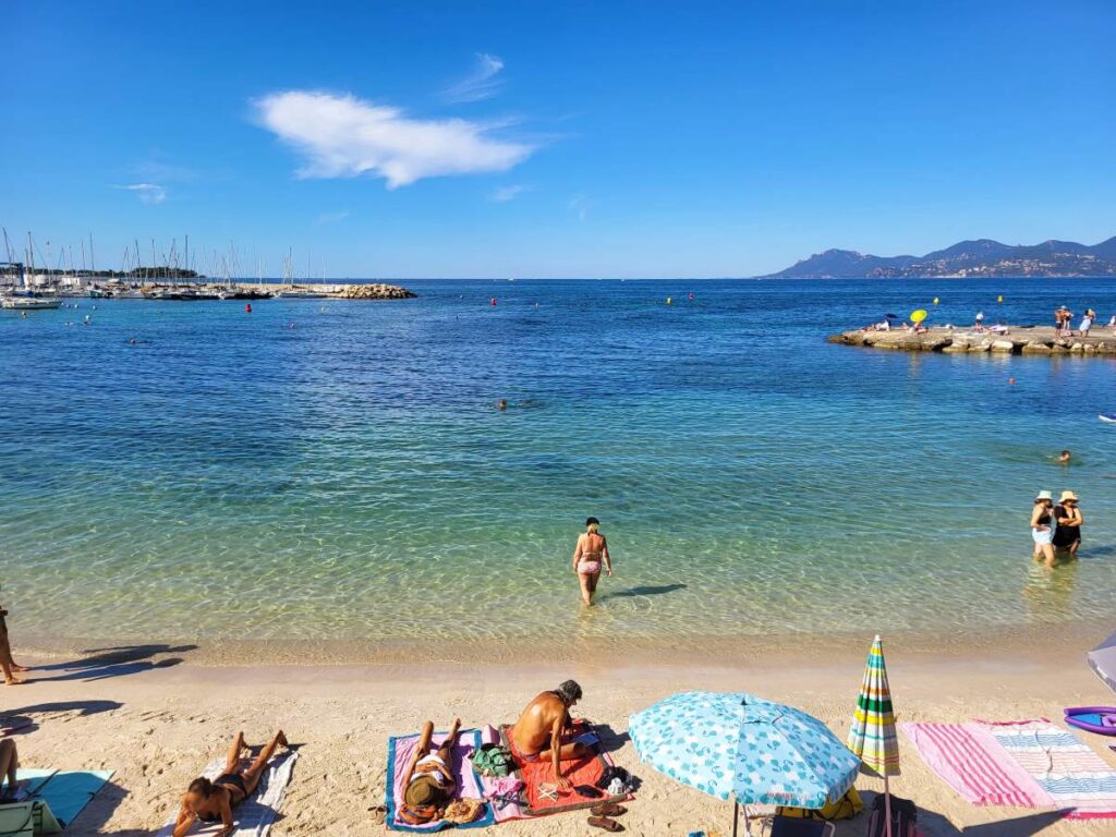 L'eau claire de de Bijou plage avec en fond, le massif de l'Estérel