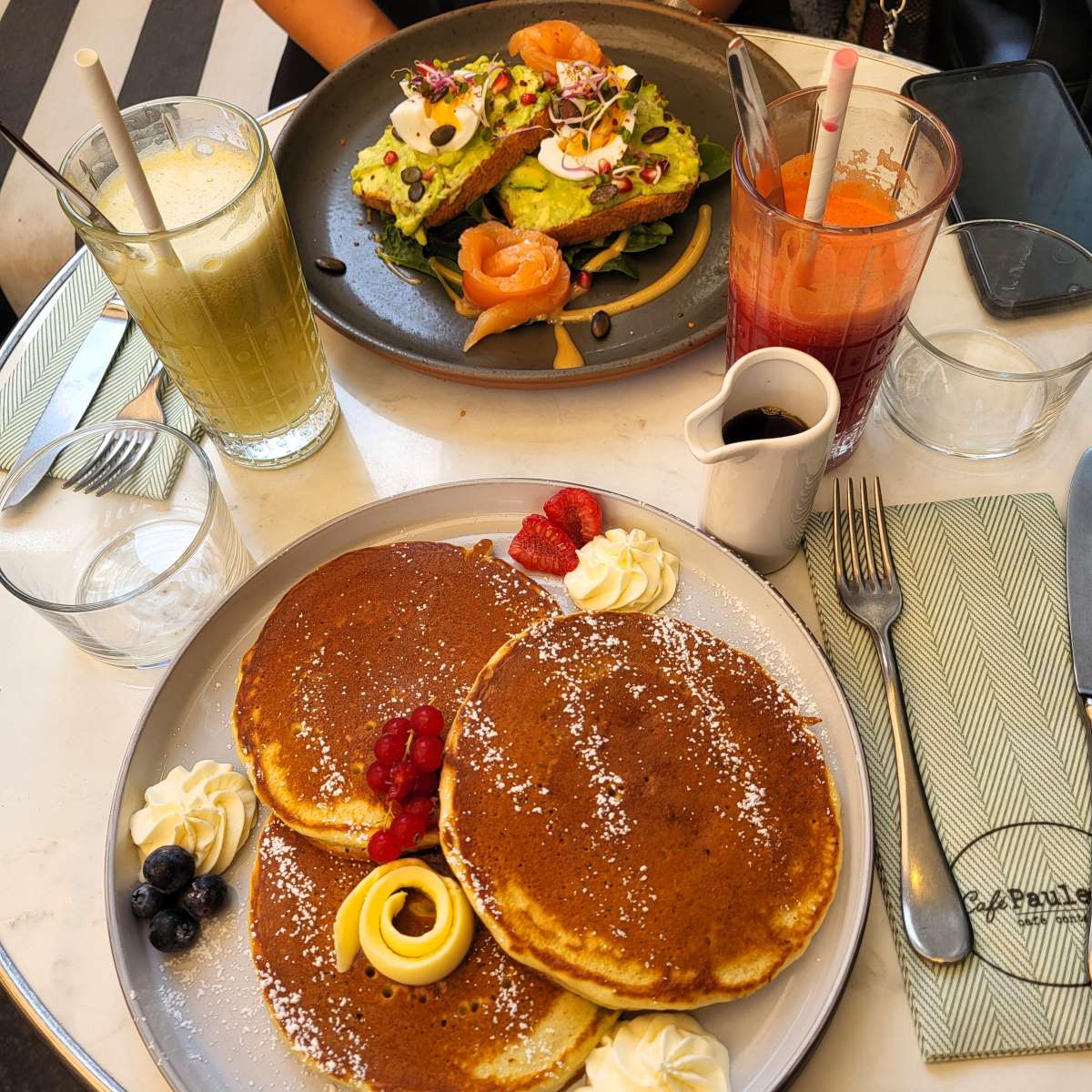 Les pancakes et les toasts avocat saumon lors d'un brunch au Café Paulette