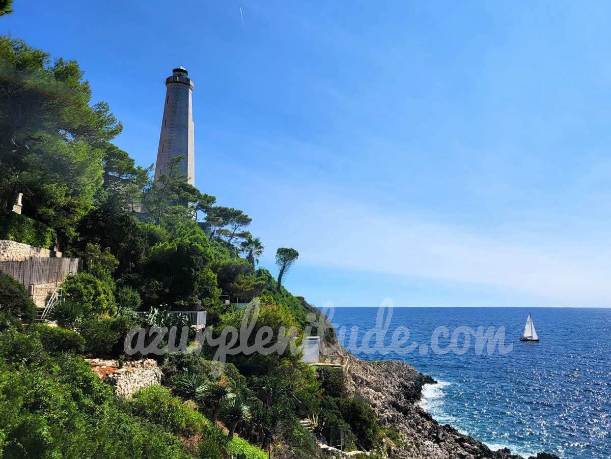 Le phare du Cap-Ferrat face à l'immensité de la mer