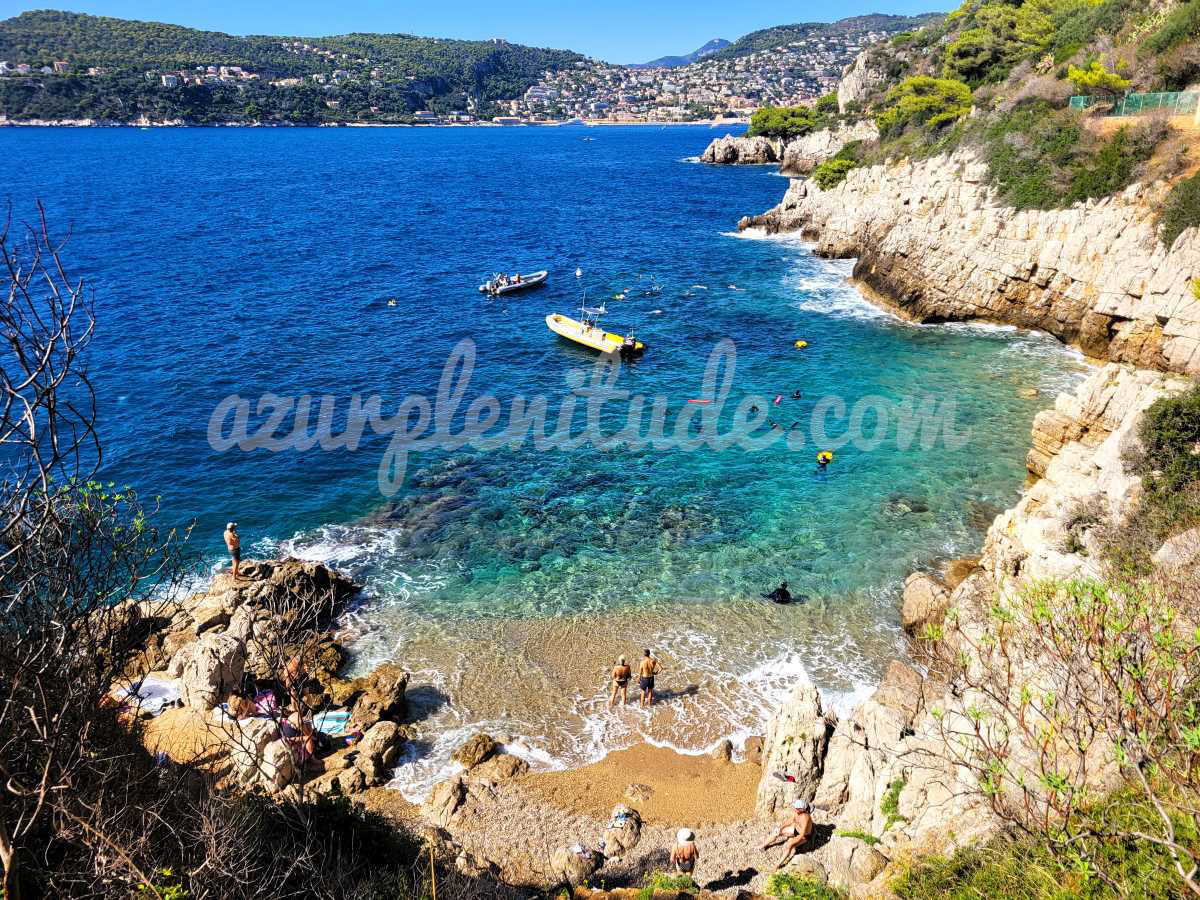 Une petite plage aux eaux cristallines en contrebas du sentier