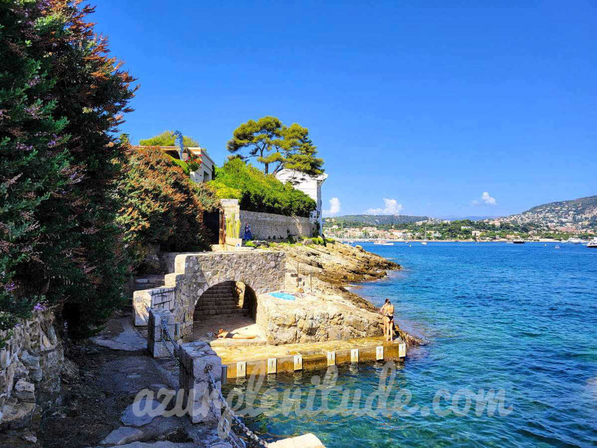 Zone de baignade discrète vue depuis le sentier du littoral en direction de la plage Paloma