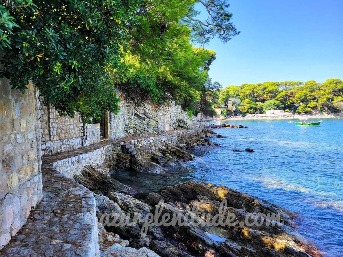 L'étroit sentier de la promenade des Fossettes à l'approche de la plage Paloma