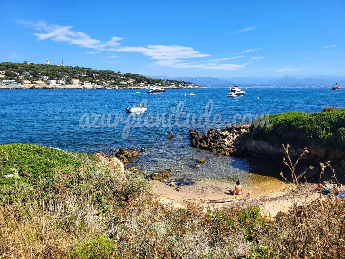 Petite crique sauvage proche de la plage de la Garoupe