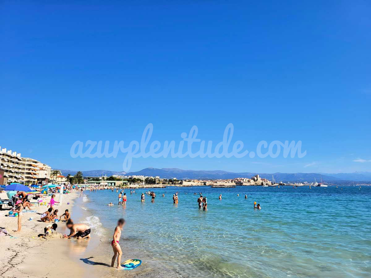 Le sable fin et l'eau claire de la plage de la Salis