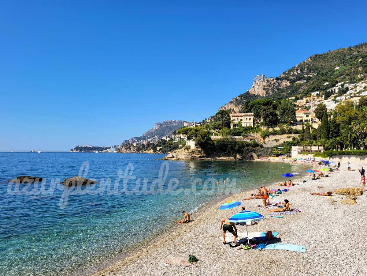 Relaxation by the water on the Buse Beach in Roquebrune-Cap-Martin