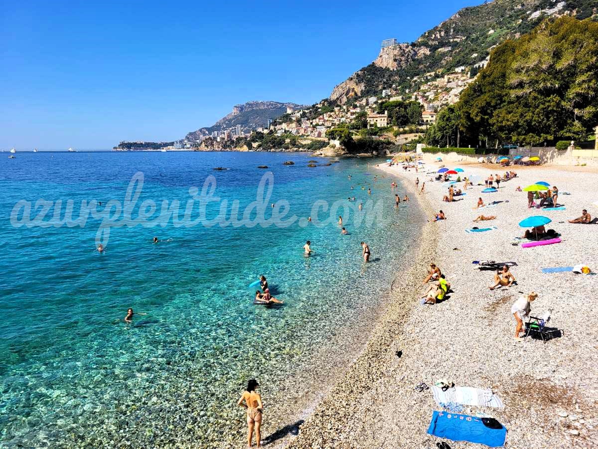 The expanse of pebbles and the clear waters of Buse Beach