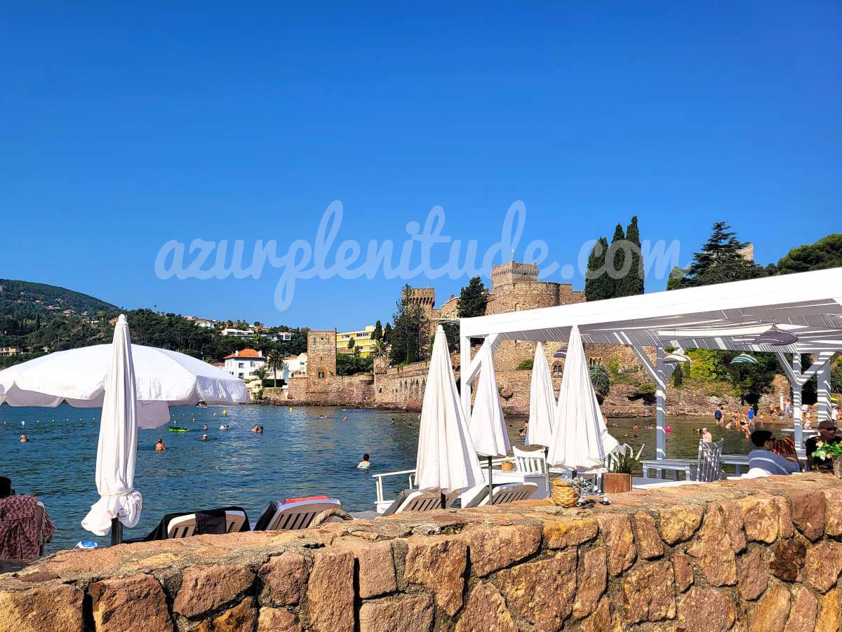 The sun loungers of a private establishment facing Château Beach in Mandelieu-la-Napoule