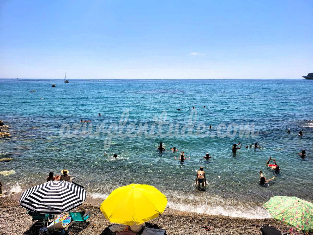 L'eau claire de la plage Hawaï à Menton