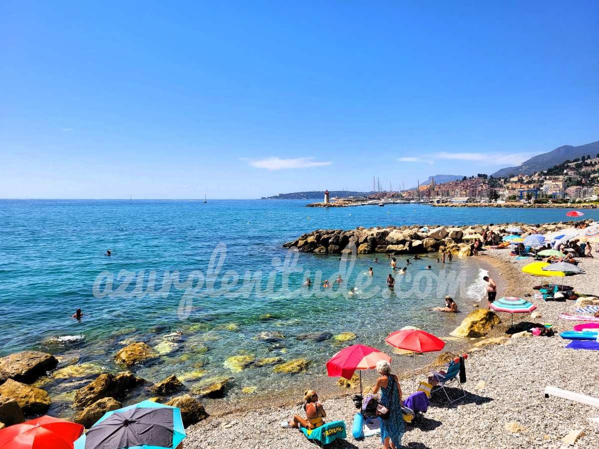 La plage Hawaï avec, en fond, la vieille ville de Menton