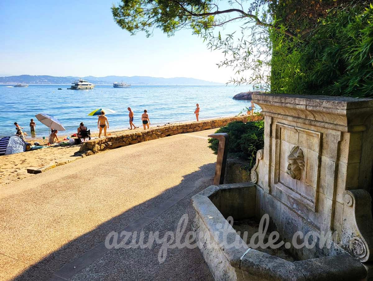 La fontaine et la promenade André Pradayrol en bordure de la plage de la Petite Fontaine à Théoule-sur-Mer