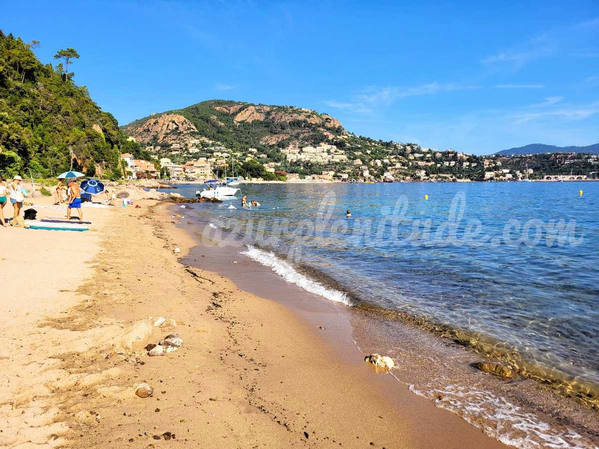 La plage de la Petite Fontaine, avec, en fond, le village de Théoule-sur-Mer