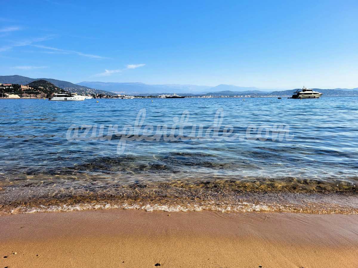 L'eau limpide de la plage de la Petite Fontaine à Théoule-sur-Mer