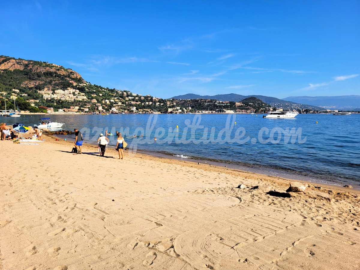 La petite étendue de sable fin de la plage de la Petite Fontaine à Théoule-sur-Mer
