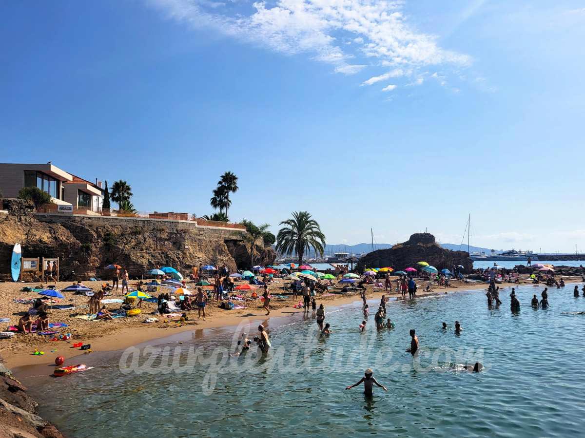 The idyllic setting of La Raguette Beach in Mandelieu-la-Napoule