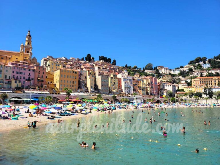 La plage des Sablettes à Menton